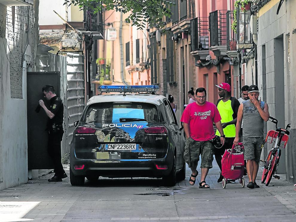 Un agente de la Policía Nacional accedía el pasado viernes a uno de los edificios okupados.