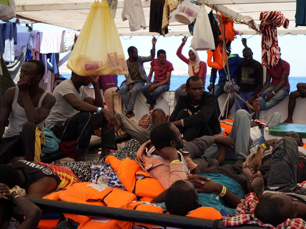 Los inmigrantes permanecen hacinados desde hace dos semanas en la cubierta del Open Arms.