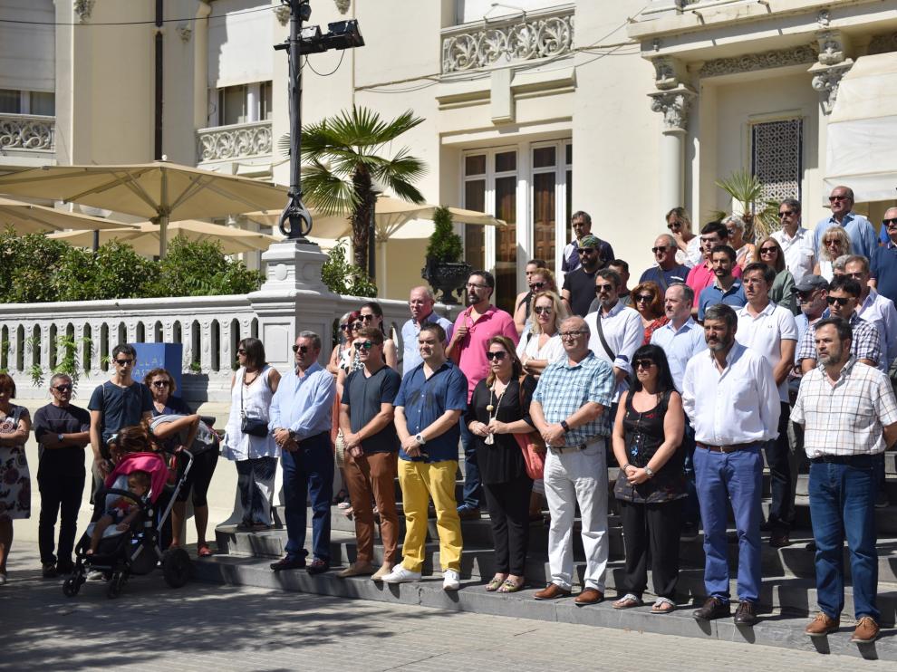 Minuto de silencio convocado por el Ayuntamiento a las 12.00 en las puertas del Casino.
