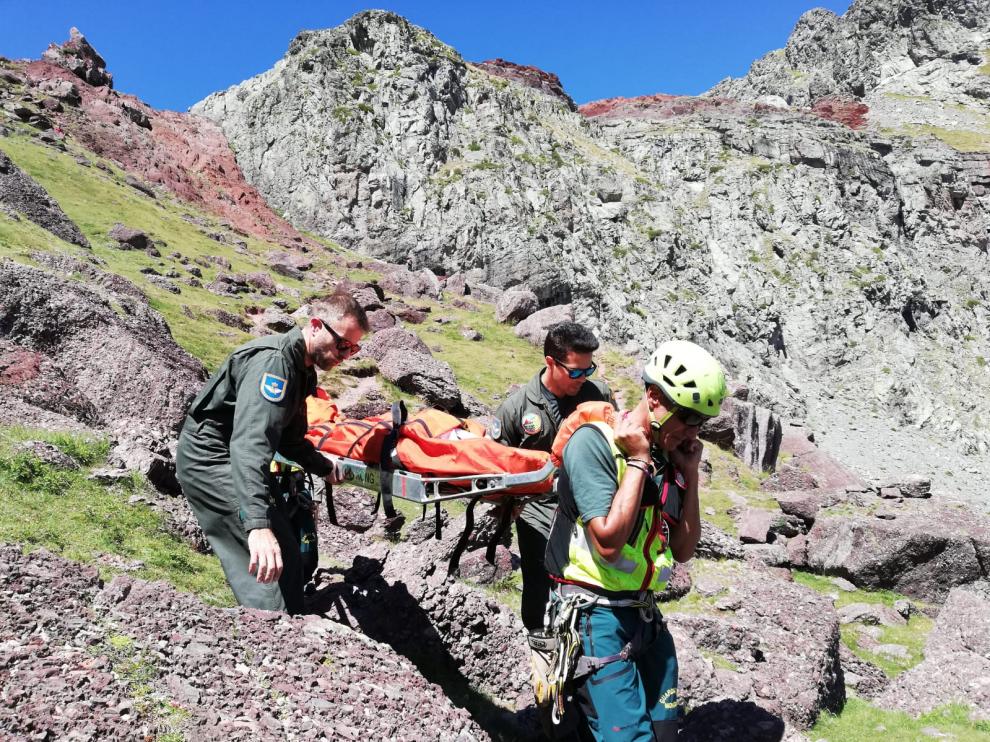 Rescate de una montañera en el pico Anayet el pasado sábado.