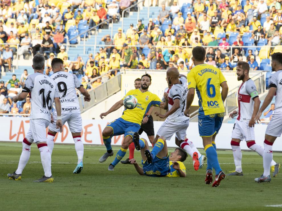 Mantovani cae al césped en un lance del partido jugado este domingo.