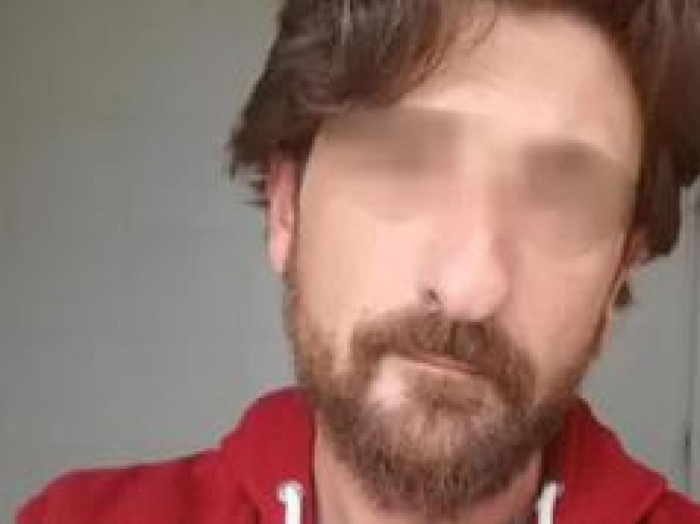 En Madrid continúa la búsqueda del asesino de María Pilar, la cirujana muerta a puñaladas esta semana en su casa de Tetuán. Se trata de un maltratador reincidente que amenazaba constantemente a su exmujer, ahora bajo vigilancia policial extrema, y que terminó matando este jueves a su nueva pareja, a la que torturaba y pegaba desde hace meses.