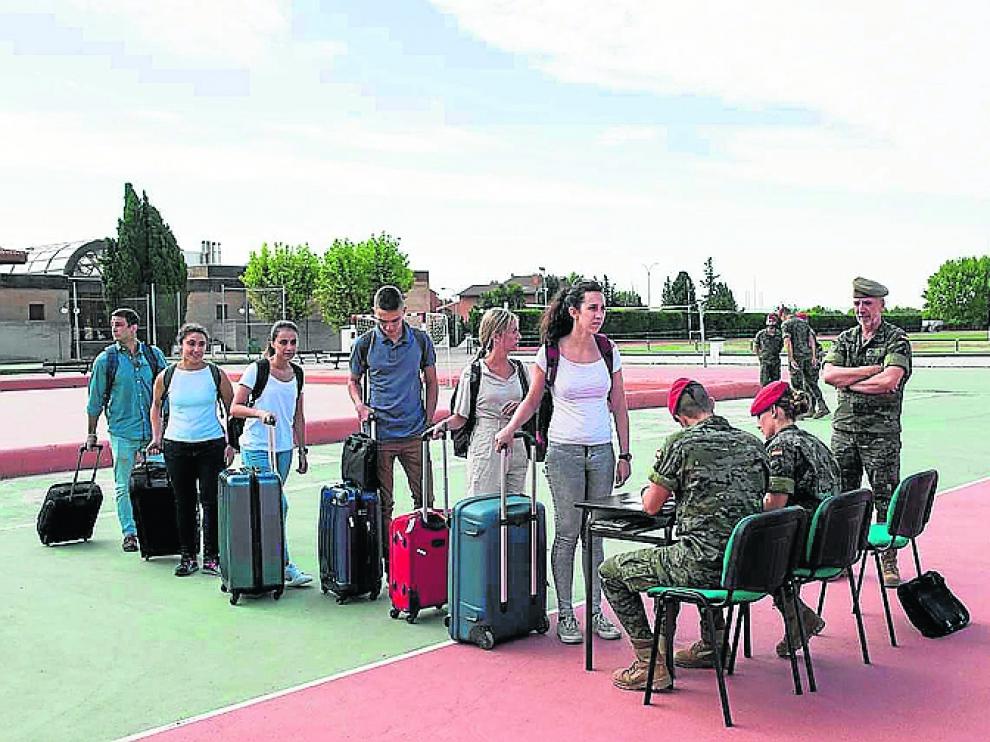 Nuevos alumnos y alumnas, ayer, a su llegada a la Academia.