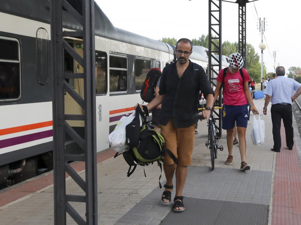 Los pasajeros abandonan una tren Tamagochi en Ayerbe después de sufrir una avería.