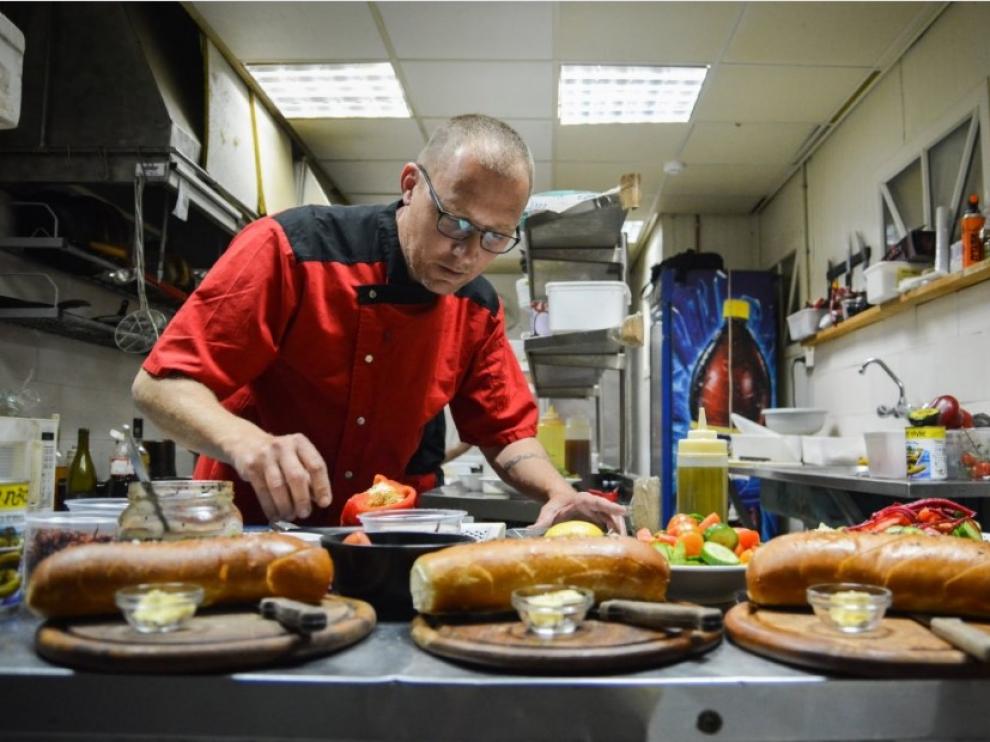 Cocinero de comida rápida.