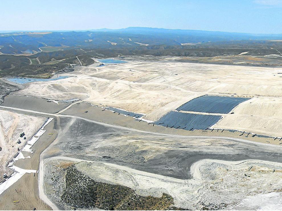 Ejecución de la primera fase de las obras de sellado del vertedero de Torrecilla, finalizadas en enero de 2016.