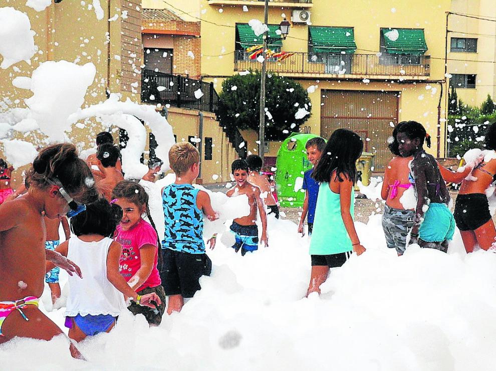 Los más pequeños disfrutaron este lunes por la tarde con la fiesta de la espuma en Fabara.