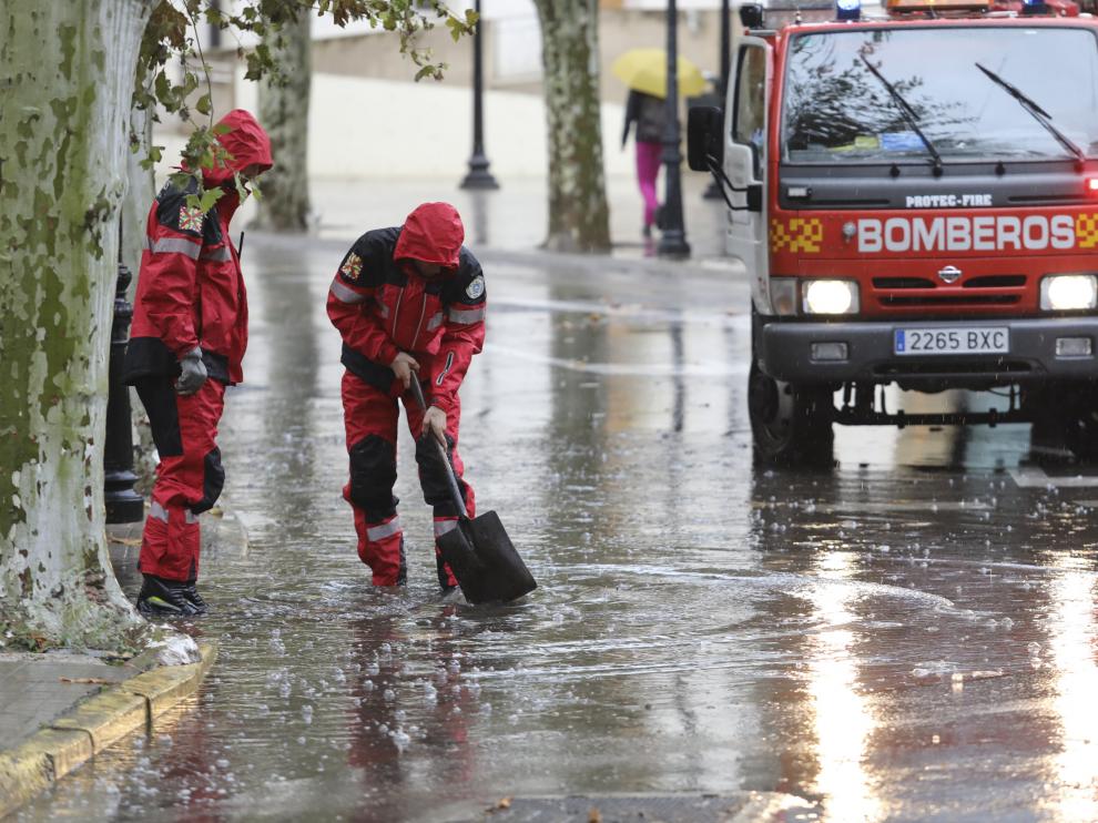 Foto de archivo de los bomberos de Huesca achicando agua después de una tromba.