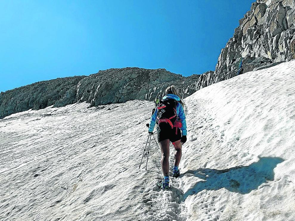 Una montañera atraviesa el glaciar por la ruta de Coronas camino del Aneto, el pasado sábado.