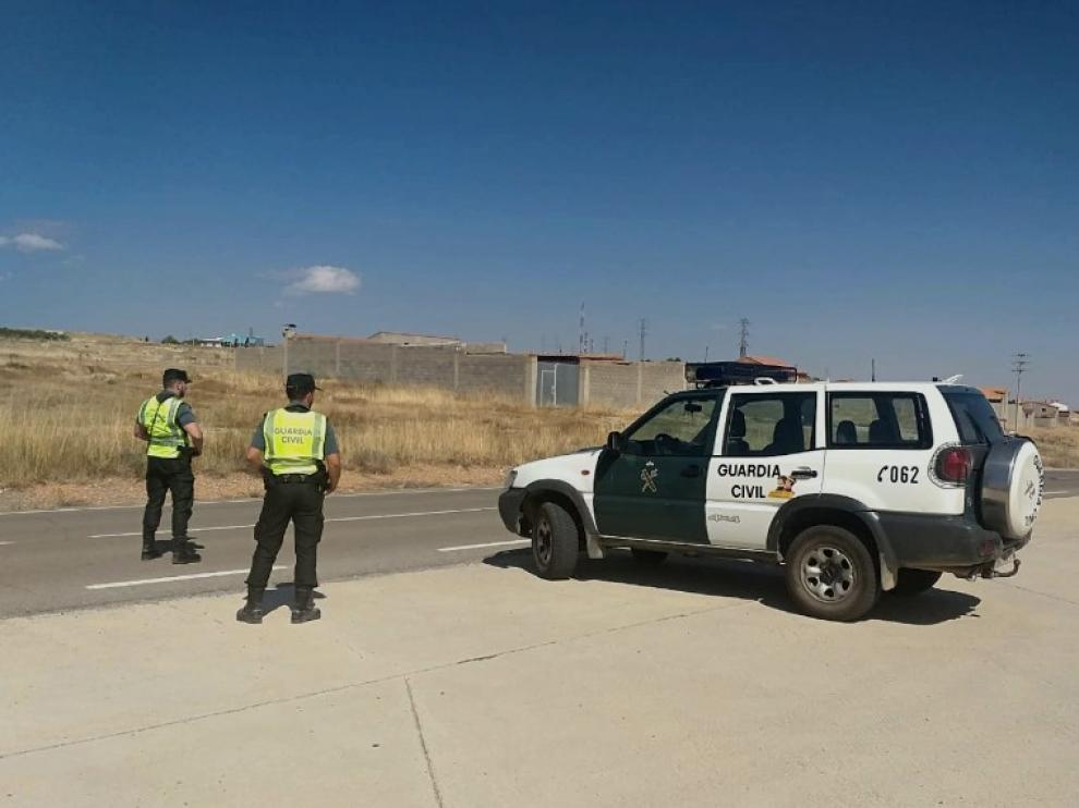 La Guardia Civil de Teruel rescata a un menor atrapado dentro de un vehículo en Torrelacárcel.