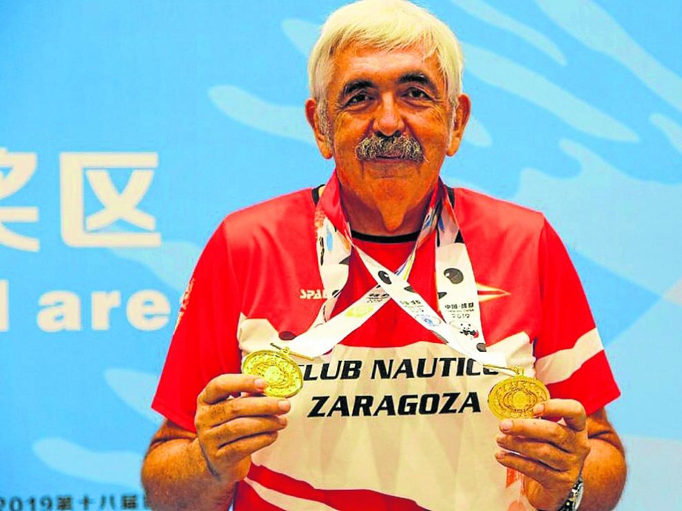 Teodoredo Toboso muestra sus dos oros tras la ceremonia de entrega de medallas en Chengdu.