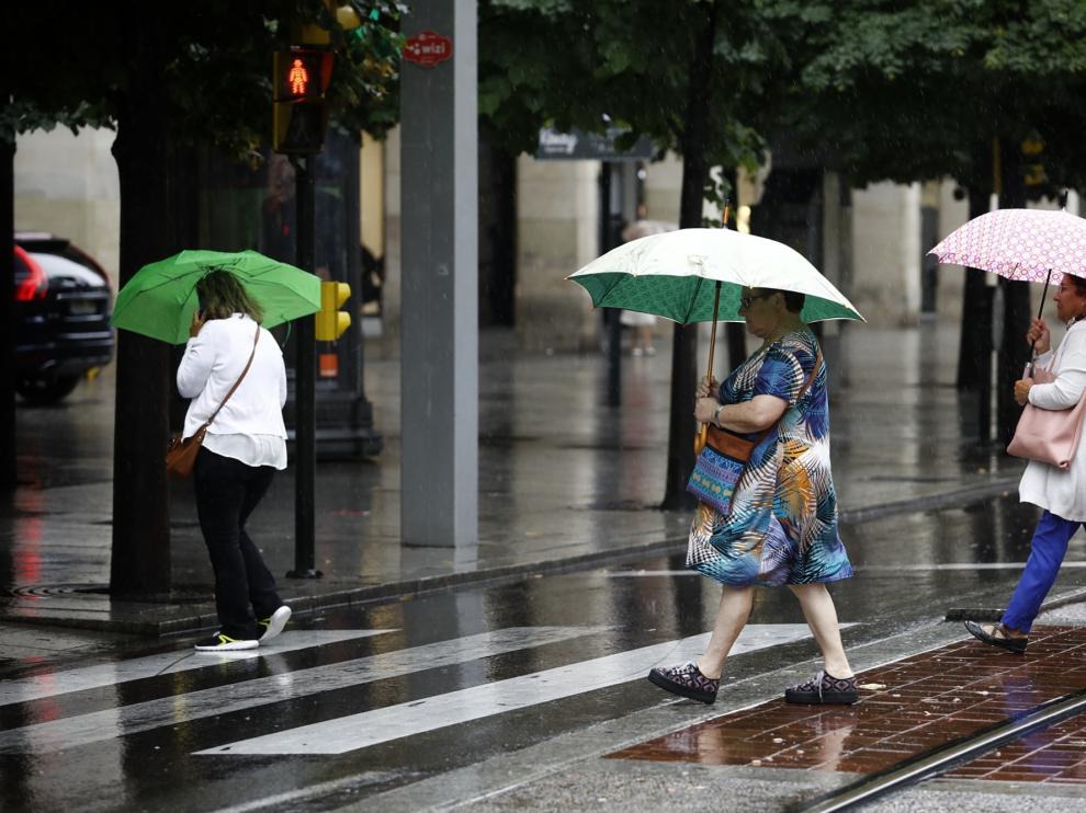 Desde la madrugada de este martes, la lluvia está refrescando las calles de Zaragoza