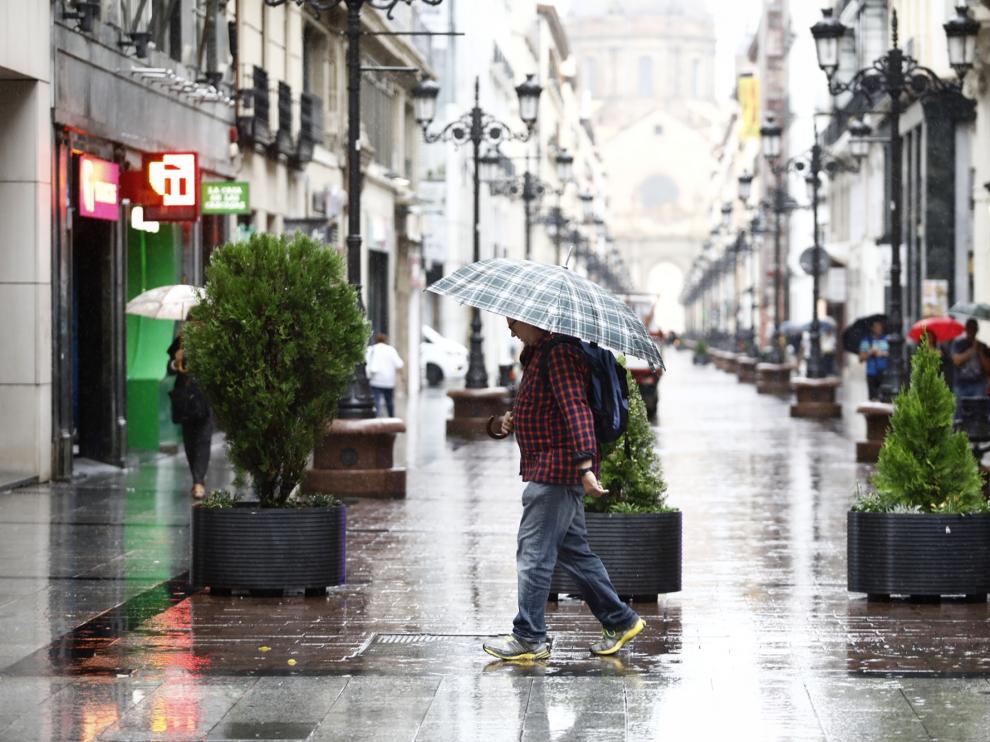 Desde la madrugada de este martes, la lluvia está refrescando las calles de Zaragoza
