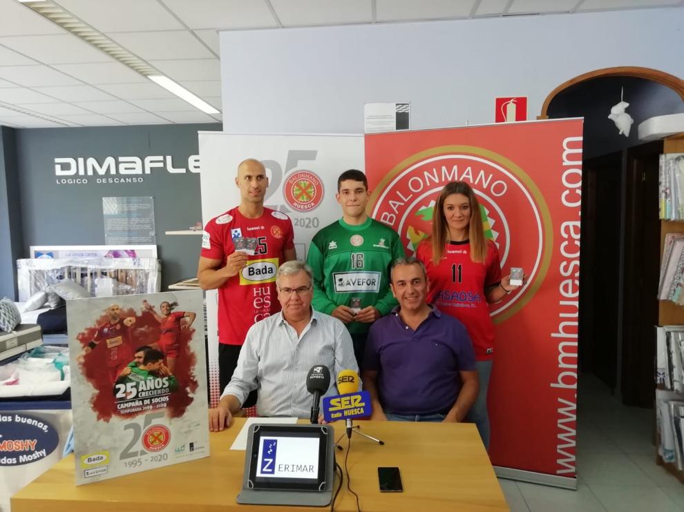 Los jugadores Marco Mira, Jorge Broto y Corina Precup, junto al secretario Fernando Udina y el directivo Daniel Ramírez.