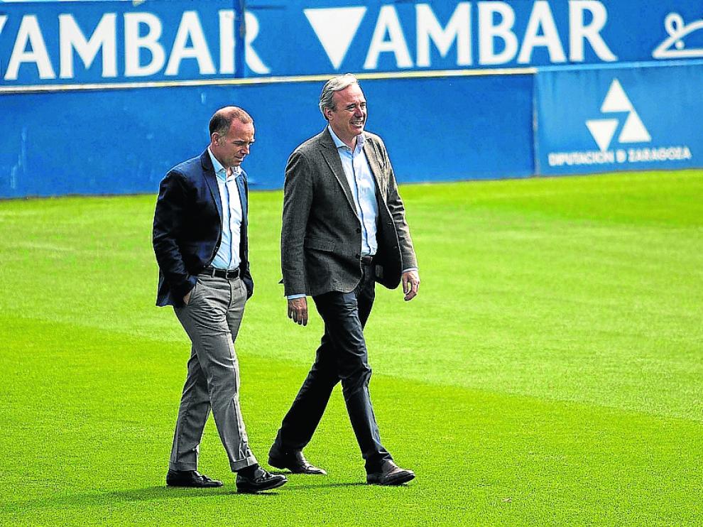 Christian Lapetra y Jorge Azcón caminan sobre el césped de La Romareda.