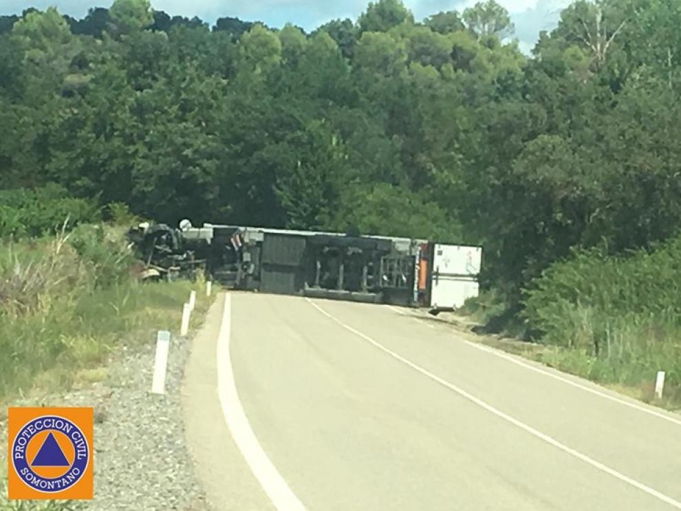 Imagen del camión volcado en la carretera de Salas Bajas.