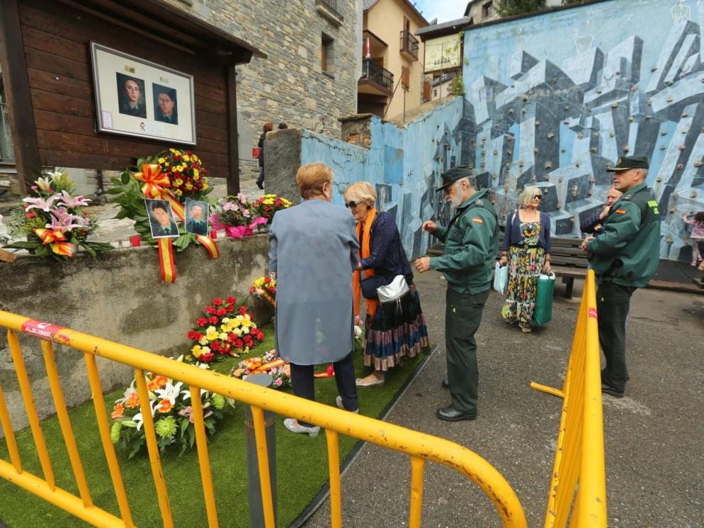Ofrenda floral al monolito que recuerda a los dos guardias asesinados.