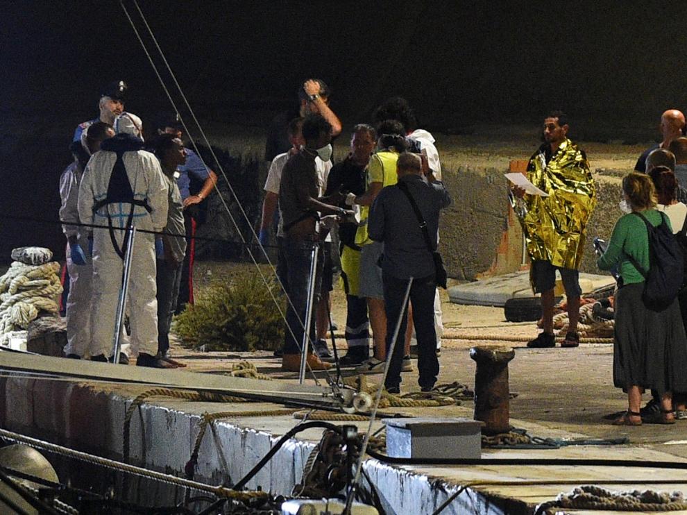 Migrantes evacuados del barco Open Arms.