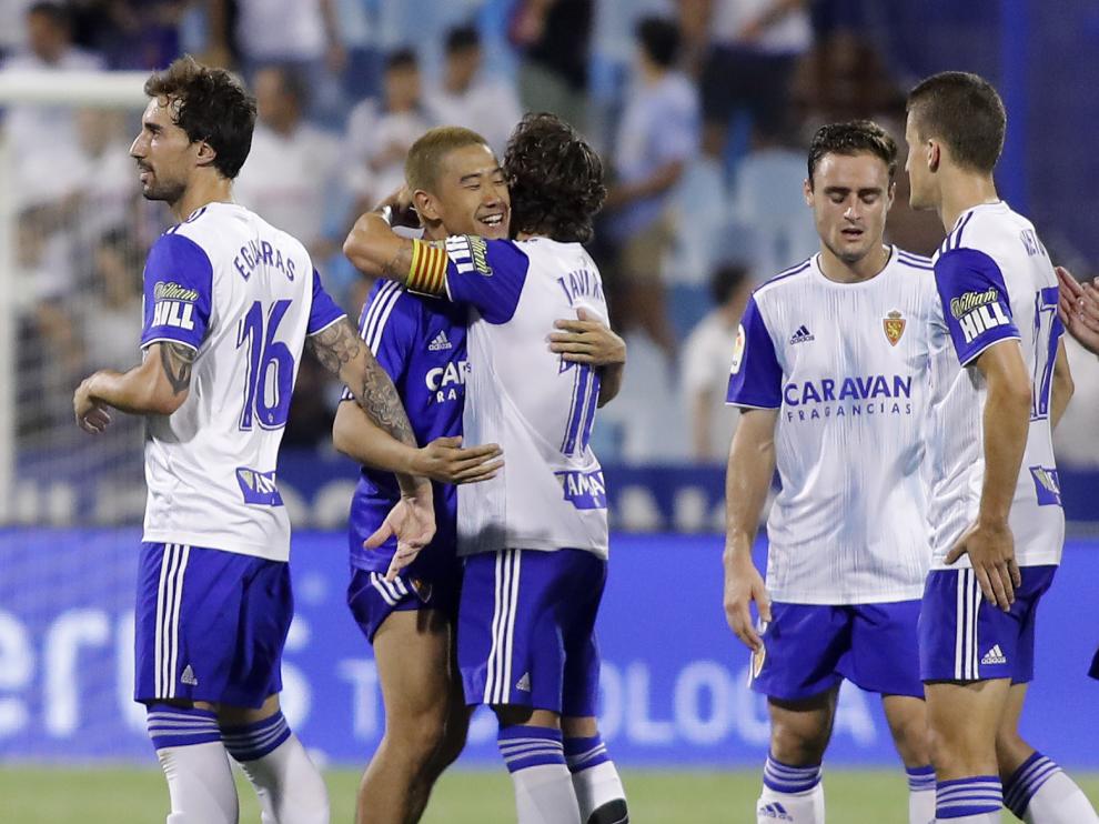 El centrocampista Shiji Kawaga abraza a un compañero al concluir el partido del domingo ante el Tenerife