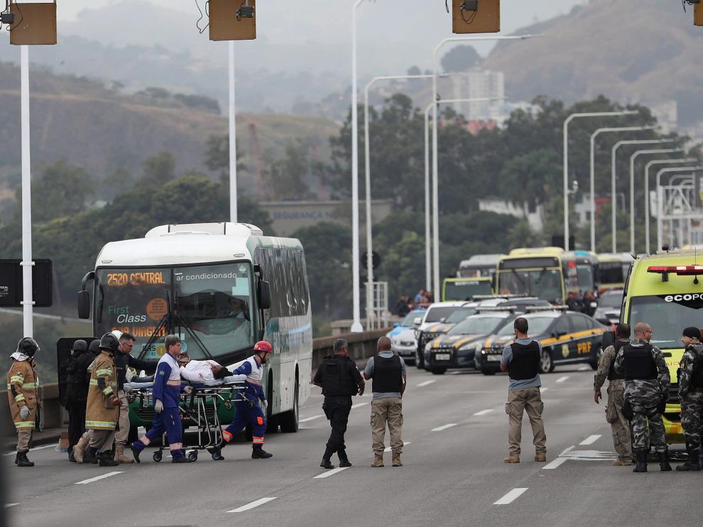 Una rehén es atendida por los sanitarios después de ser liberada por el secuestrador.