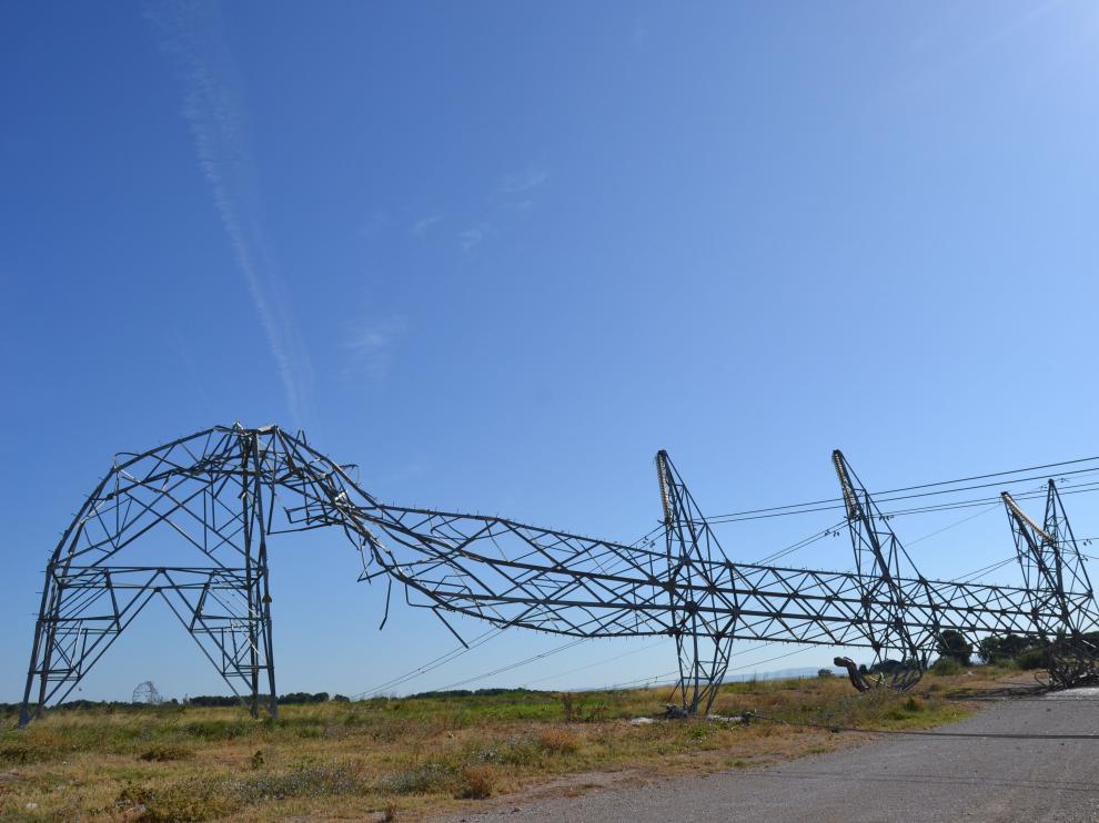 Una de las torres que resultó afectada por las fuertes rachas de viento en Tauste.