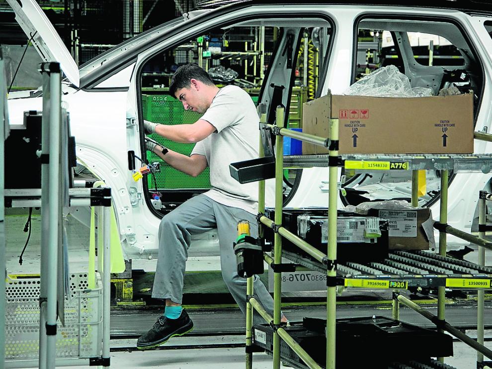 Un trabajador de la planta de Opel-PSA en Figueruelas.