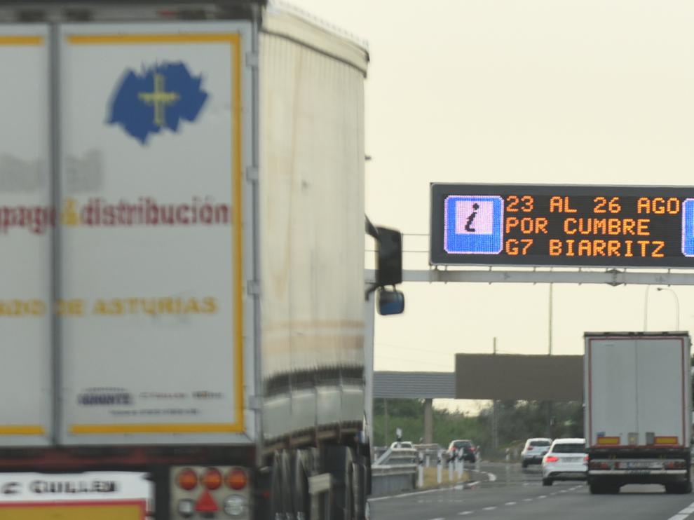 Los panales de las carreteras AP-68 y A-68 ya informaban ayer sobre el cierre del paso fronterizo de Irún.