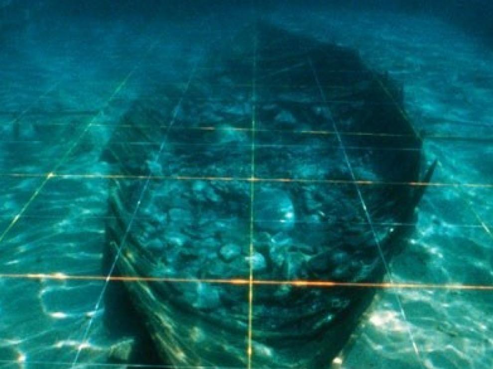 Imagen en la que pueden apreciar los restos de la nave fenicia cubiertos por la estructura metálica que se colocó para protegerla.