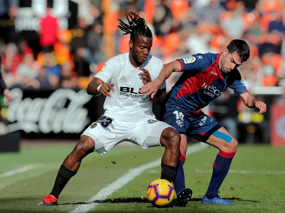 Insua, en pugna con Batshuayi durante el Valencia-SD Huesca de Mestalla.