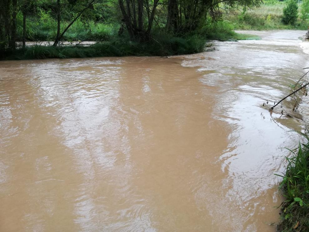 La crecida del Mijares impide cruzar el río para llegar al barrio de los Tarrasones.
