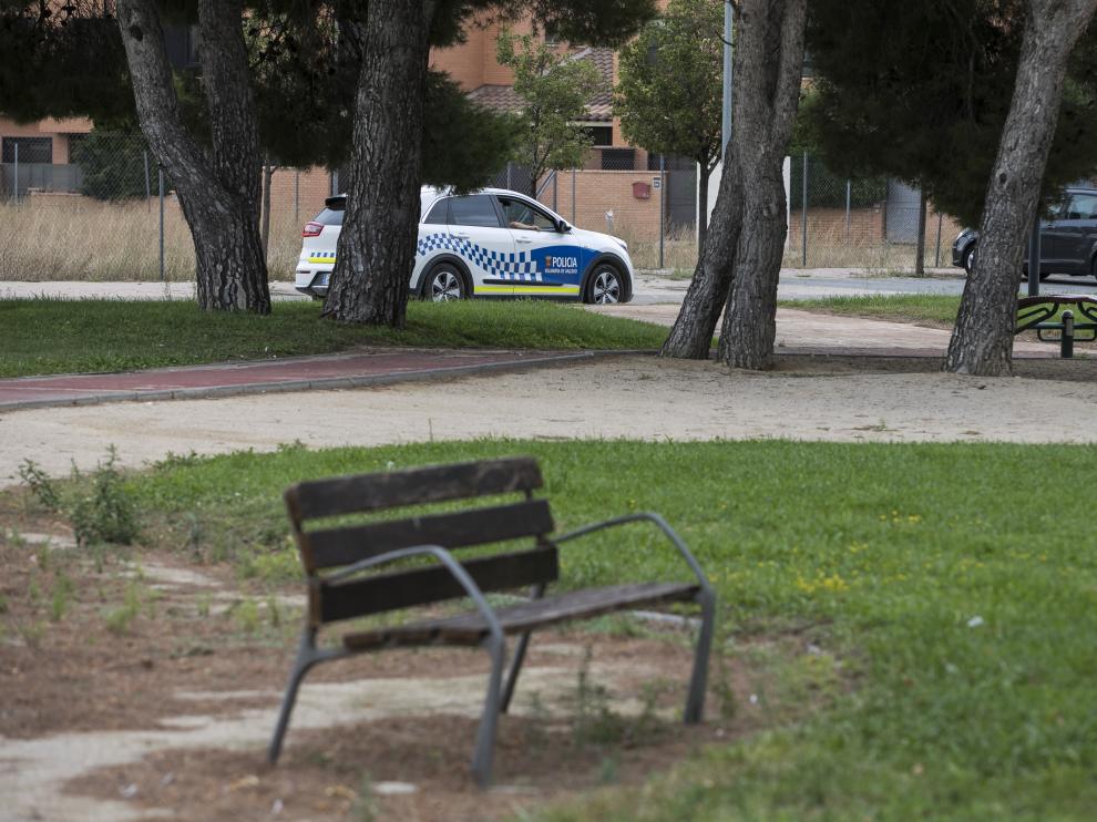 Una patrulla de la Policía Local de Villanueva, ayer, a pocos metros del lugar del suceso.