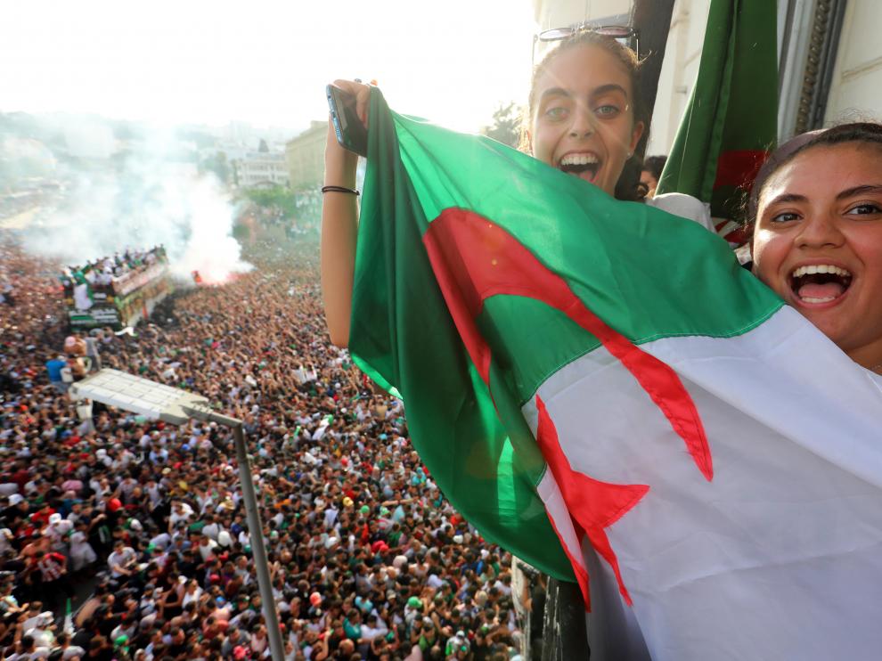 Algiers (Algeria), 20/07/2019.- Algerian soccer fans cheer while the Algerian national soccer team players take part in an open-top bus parade in the strreets of Algiers , following their victory in the 2019 Africa Cup of Nations (CAN) in Algiers, ALgeria, 20 July 2019. Algeria celebrates their second Cup of Nations win. (Abierto, Argel) EFE/EPA/MOHAMED MESSARA Algeria celebrated their second Cup of Nations win