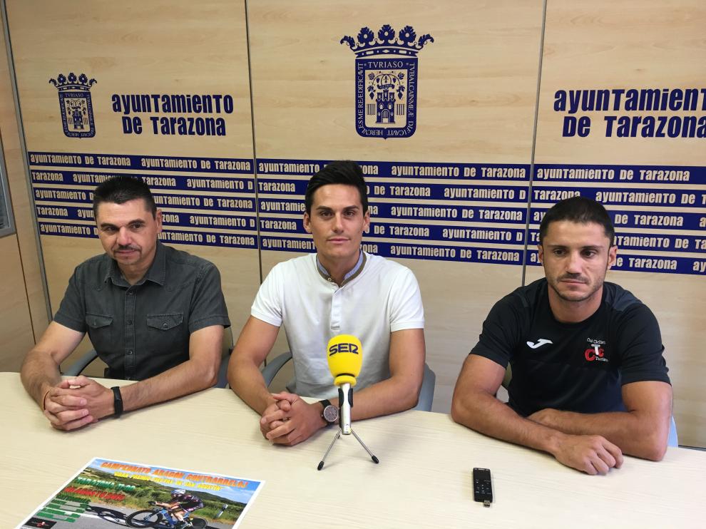 De izquierda a derecha, el vicepresidente de la Federación Aragonesa de Ciclismo, Alfredo García; el concejal de Deportes del Ayuntamiento de Tarazona, Pablo Escribano, y el presidente del Club Ciclista Turiaso, David García.