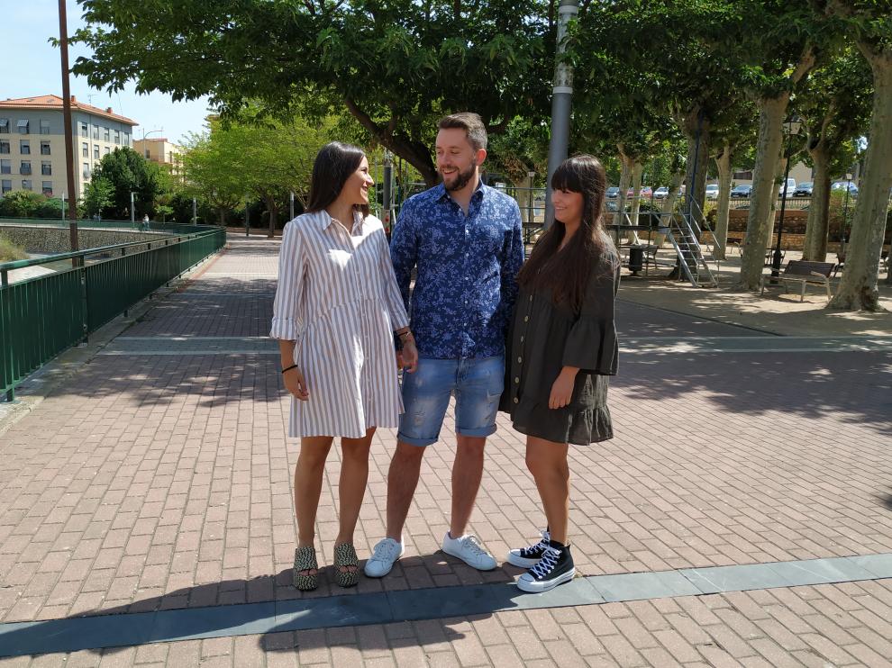 Marina González, Diego Lainez y Paula Rodríguez en el parque de Pradiel, donde tendrá lugar la comida.