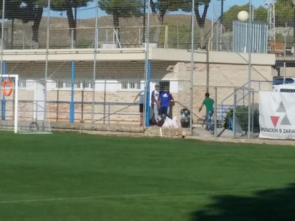 Verdasca, de blanco y con gorra negra, en la mañana de este jueves en la Ciudad Deportiva, donde recogió sus enseres personales y se despidió de la gente del Real Zaragoza para viajar por la tarde a Israel.