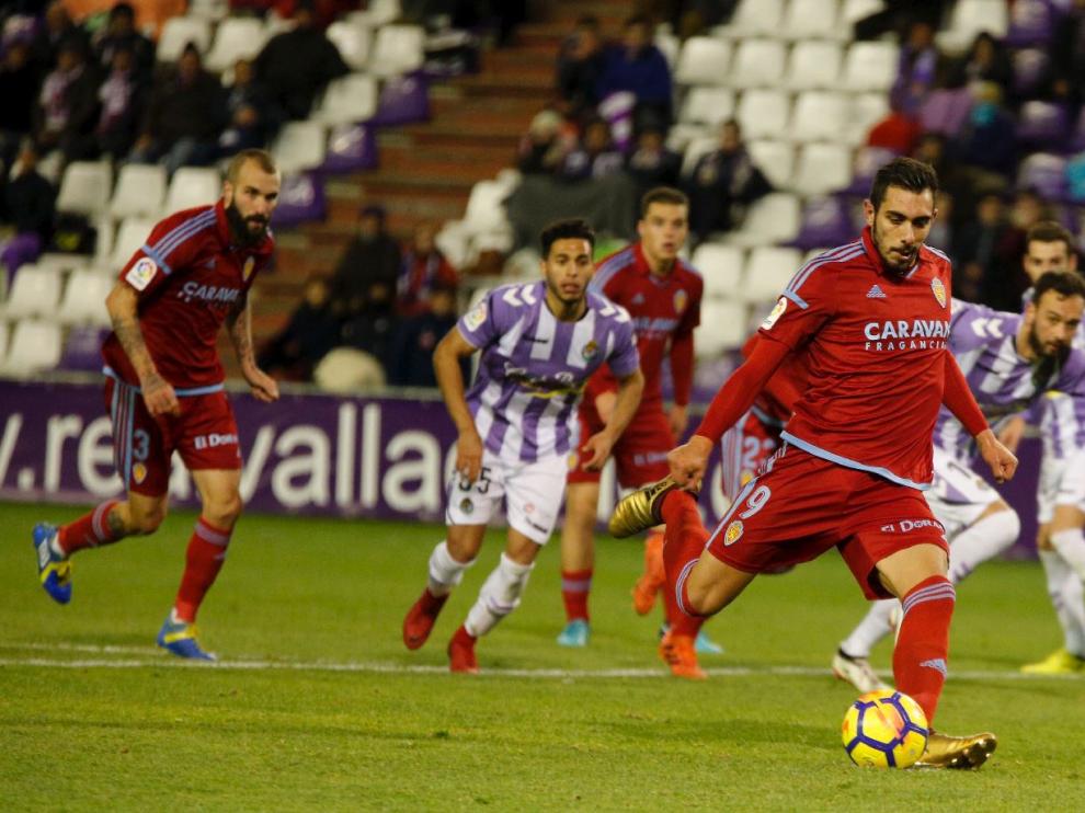El Real Zaragoza volverá a vestir de rojo por completo en Ponferrada dos años después. La imagen es del Valladolid-Zaragoza (3-2) de la campaña 17-18, con Borja Iglesias, Ángel Martínez y Pombo (con pelo todavía) en el lanzamiento de un penalti que supuso un gol aragonés en Zorrilla.