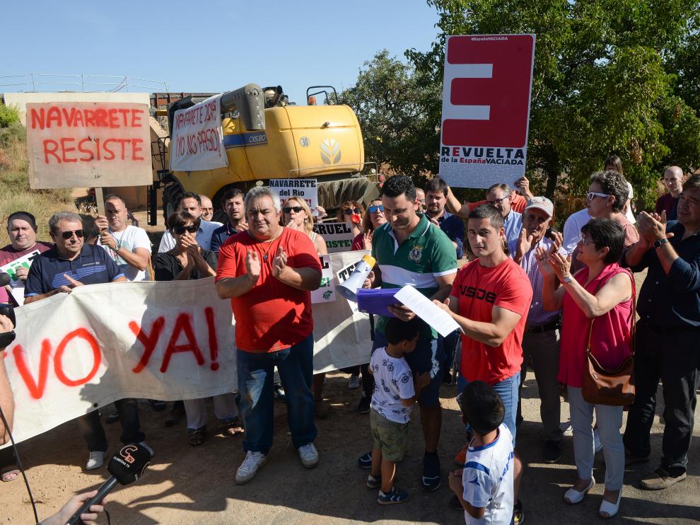 Manifestación en Navarrete para reclamar la mejora del viejo puente ferroviario