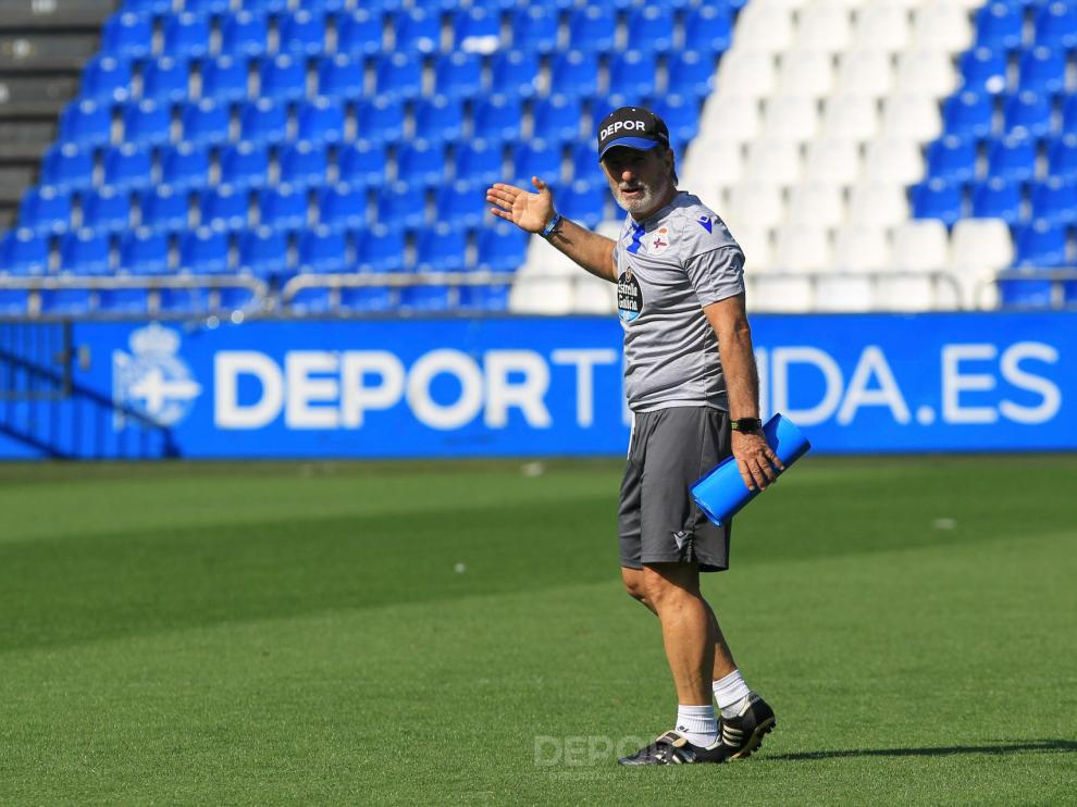 Anquela, entrenador del Deportivo, durante una sesión con los gallegos.