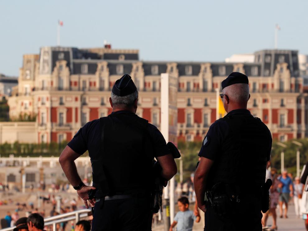 Dos policías vigilan la zona donde se celebrará la cumbre en Biarritz