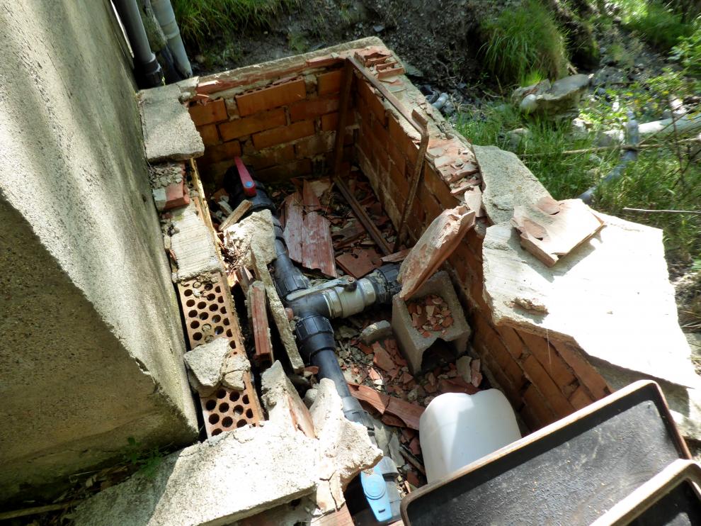 Estado del depósito de captación de agua potable de Cerler.