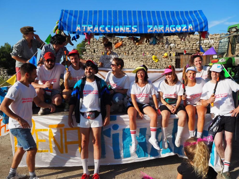 El desfile de carrozas de las peñas llenó este viernes de colorido las calles de Alcalá en el arranque festivo.