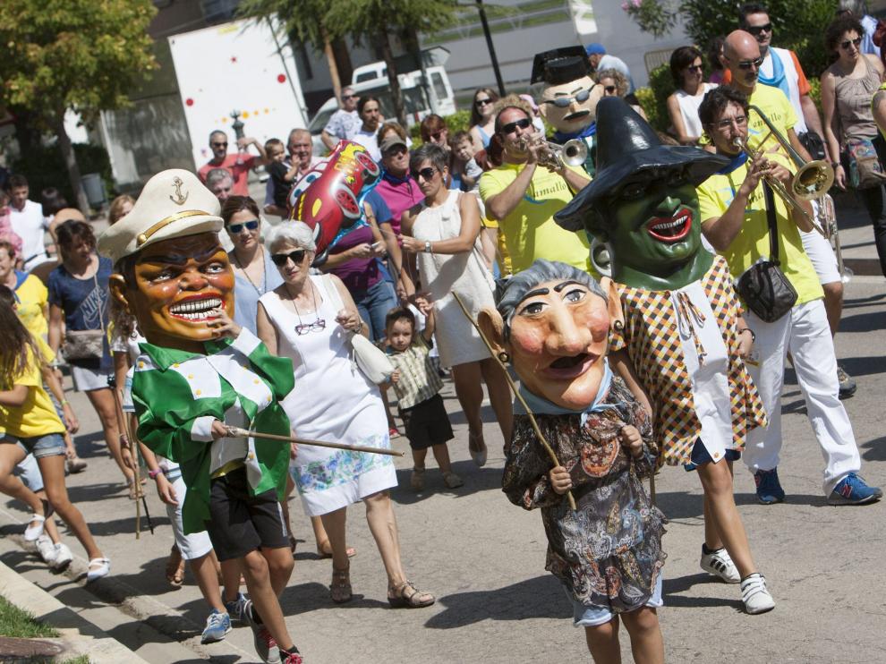 Gigantes y cabezudos en las fiestas de Ayerbe.