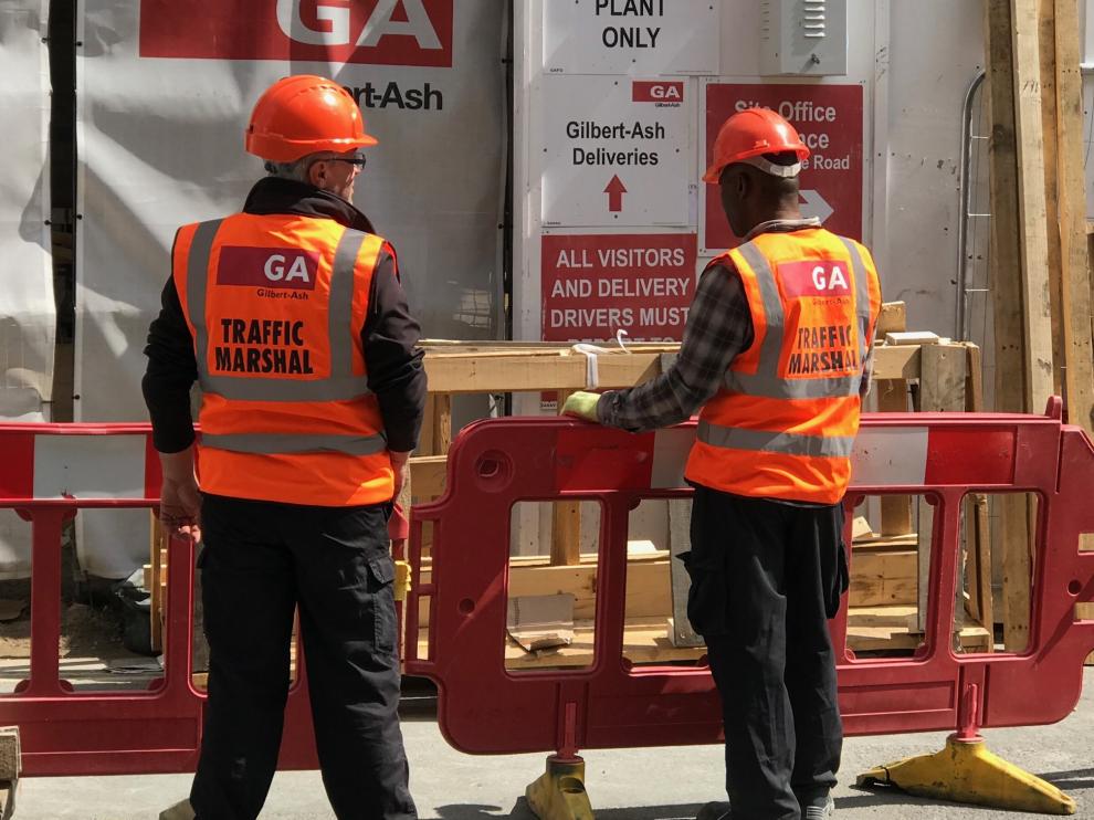 'Traffic marshalls' trabajando en una obra en Londres.