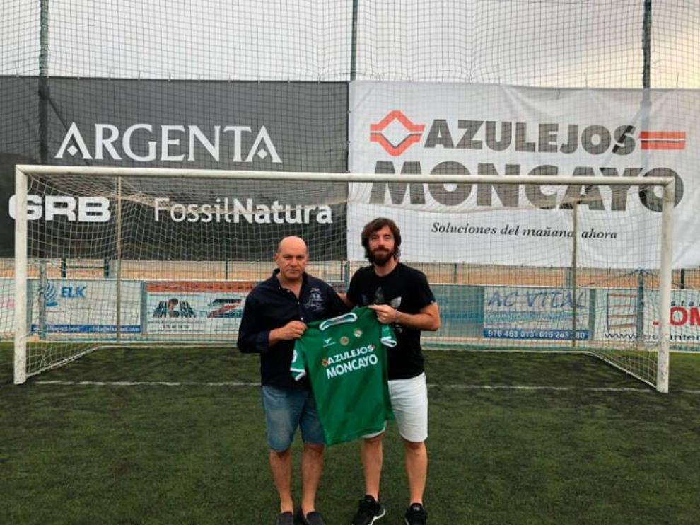 Modrego posa con su nueva camiseta