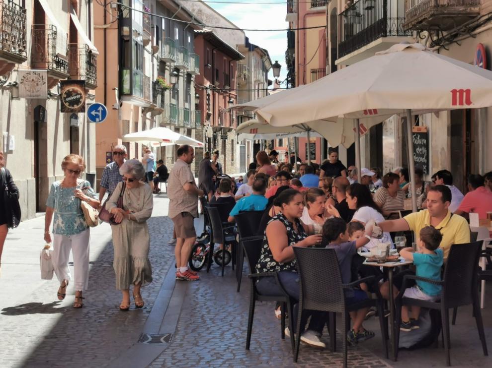 Turistas en las terrazas de Jaca, que absorbe al 75% de los visitantes de toda la comarca.