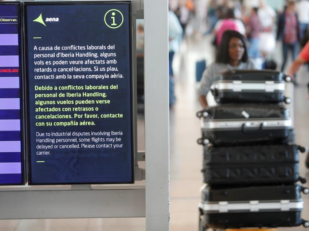 Algunos viajeros se quedan atrapados tras las cancelaciones preventivas de vuelos.