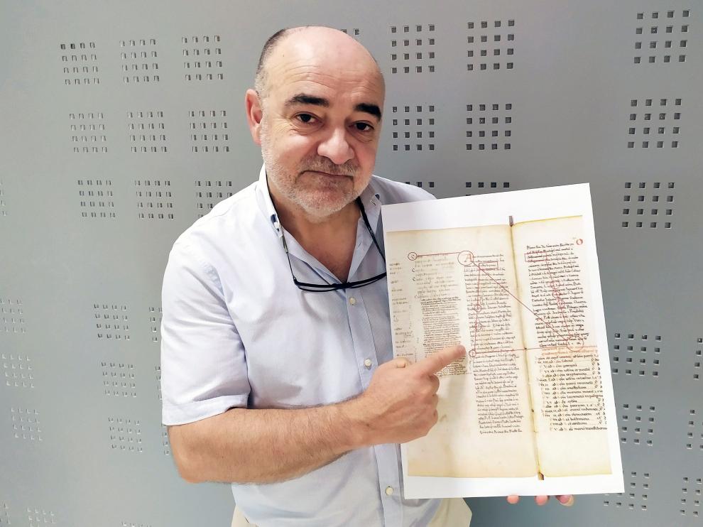 El catedrático Manuel Songel muestra el manuscrito que contiene el relicario de San Juan de la Peña, fechado en el siglo XI, y donde aparece la referencia más antigua del Santo Cáliz que custodia la Catedral de Valencia.