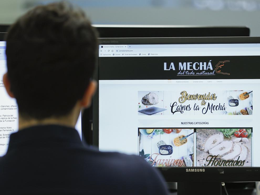 Un usuario navega por la página web de Magrudis, que comercializa la carne mechada 'La Mechá' causante de un brote de listeriosis.