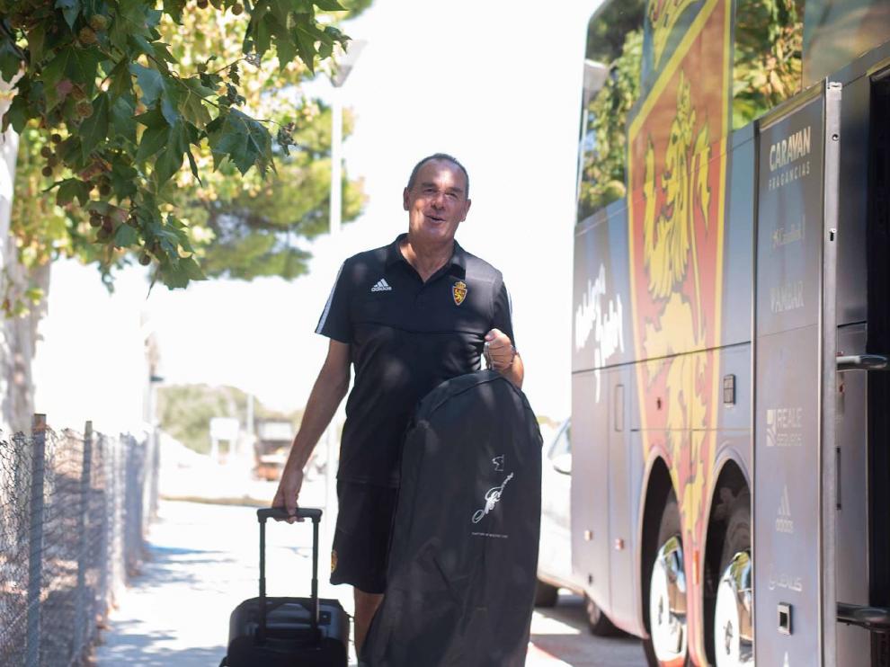 Víctor Fernández, sonriente, sube al autocar en la Ciudad Deportiva para emprender viaje a Ponferrada, al mediodía de este sábado.