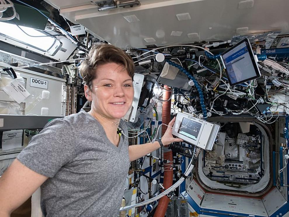 Anne McClain en el laboratorio de la nave Destiny